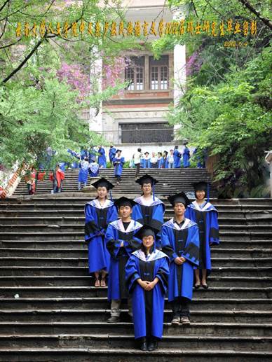 说明: 说明: 说明: (2012届)william威廉英国官网人william威廉英国官网中文系少数民族语言文学2012届硕士研究生毕业留影